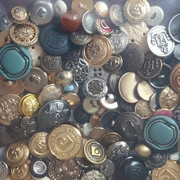 Buttons Crafts Clothing Repairs As Is Large Lot of Various Types Metal Plastic - Picture 4 of 11